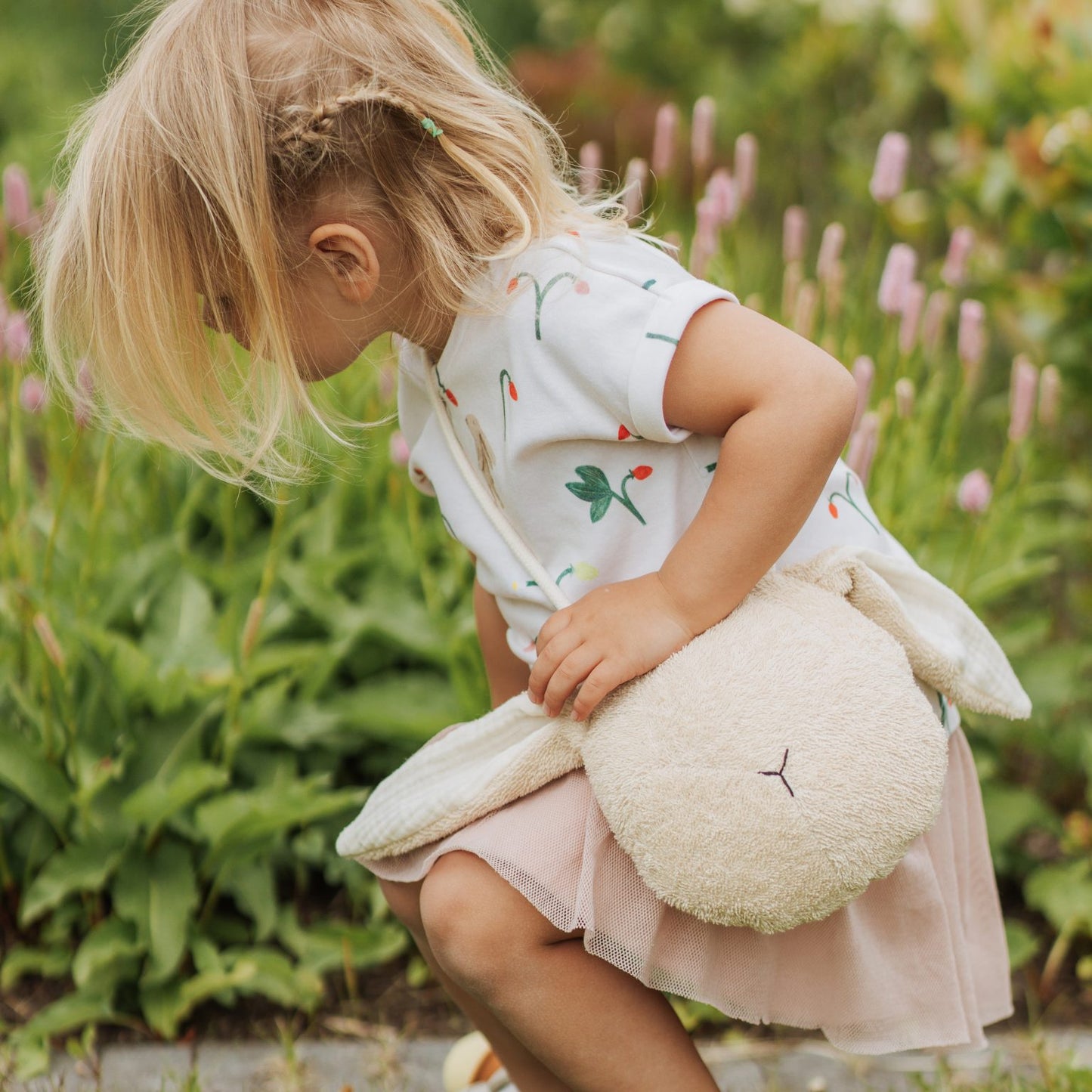 Bunny bag in organic cotton with long strap.