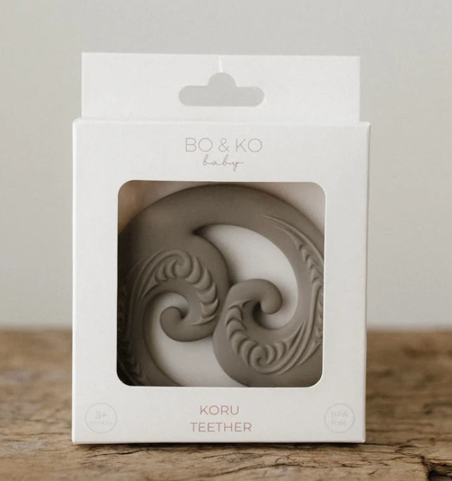 Koru teether silicone in olve.