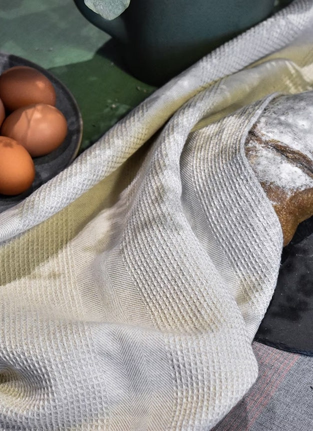 Natural linen/waffle tea towel in linen and cotton.