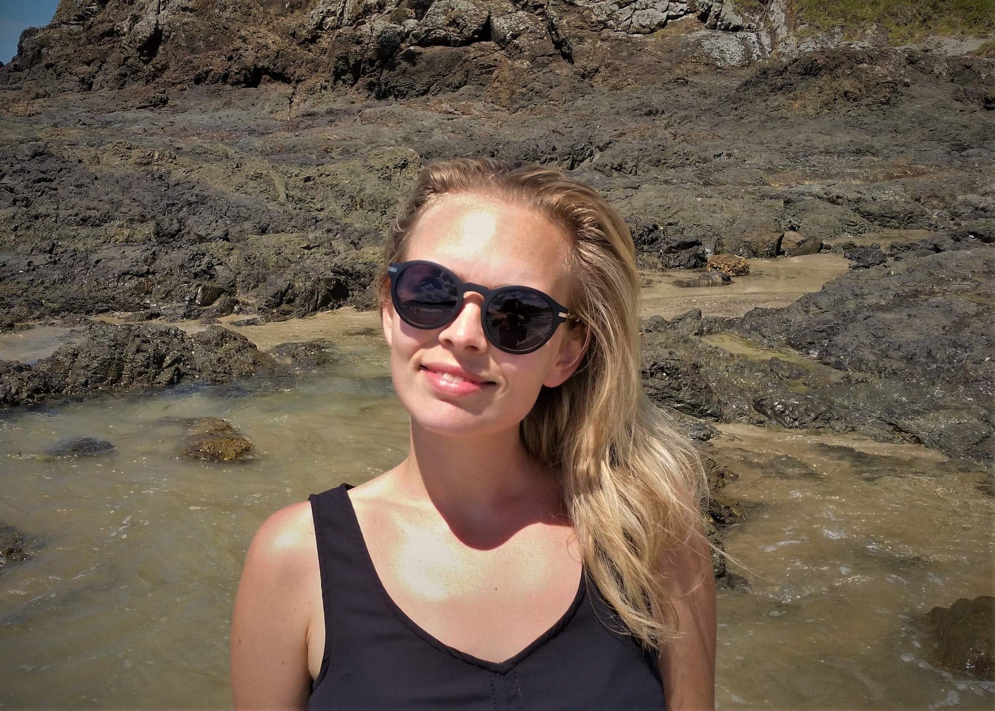 Woman wearing Vilo Wooden Sunglasses Bounty