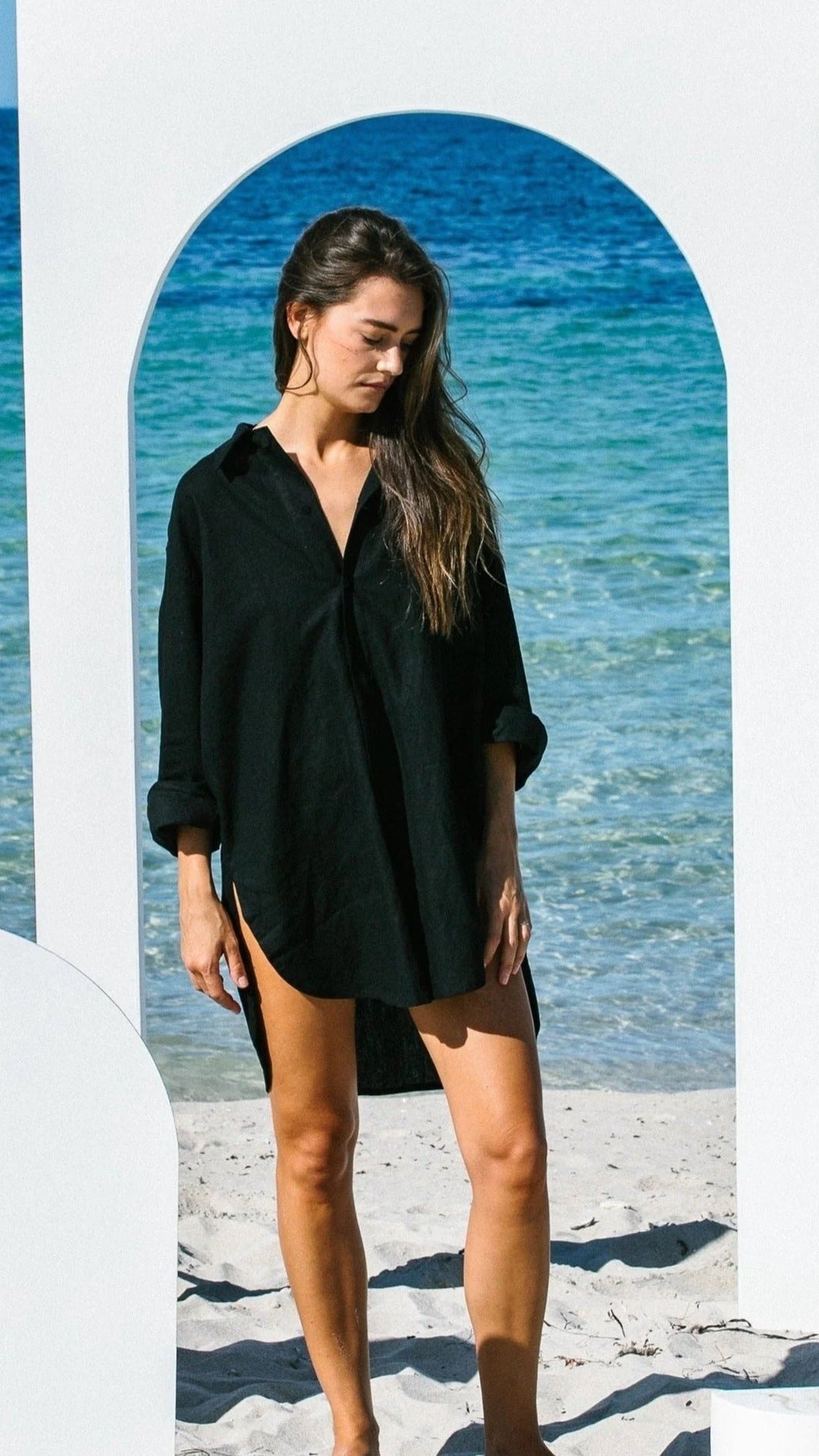 Woman wearing Hobo black linen shirt