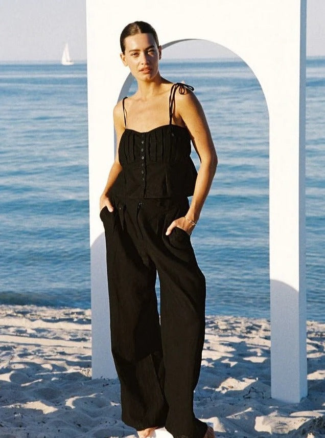 Woman wearing black linen pant