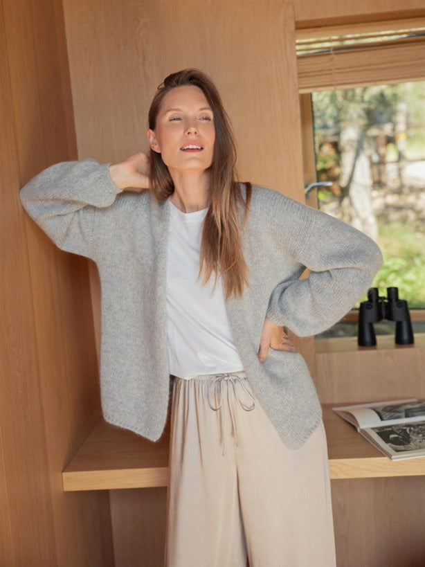 Cosy and lightweight cardigan in merino, mohair and lana wool in light grey.