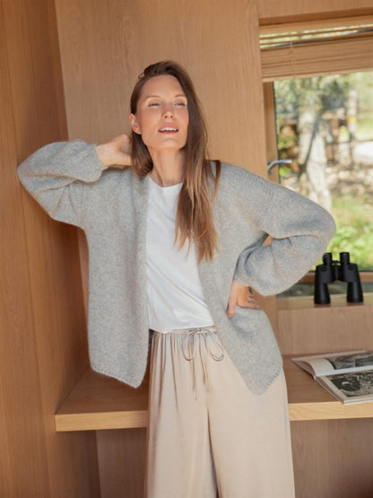 Cosy and lightweight cardigan in merino, mohair and lana wool in light grey.