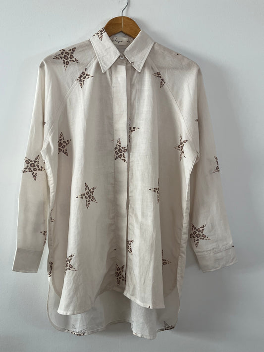 Oversize biege linen shirt with star pattern.