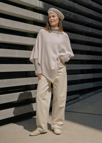 Lightweight cashmere and merino poncho in silver.