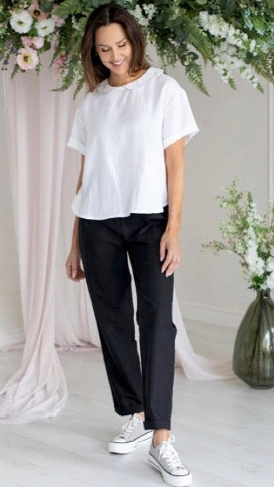 Woman wearing black linen trouser