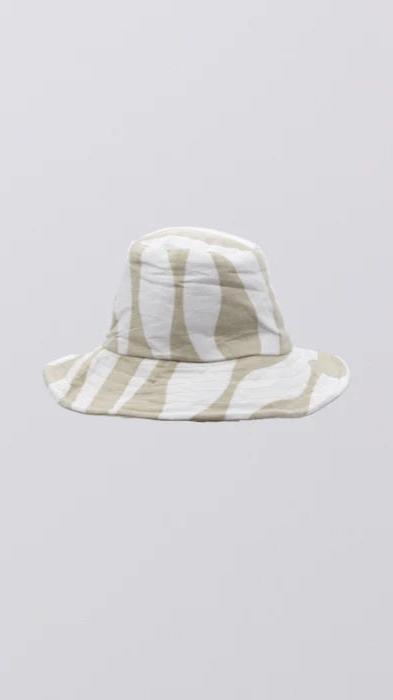 Bucket hat in island stripe reversible.