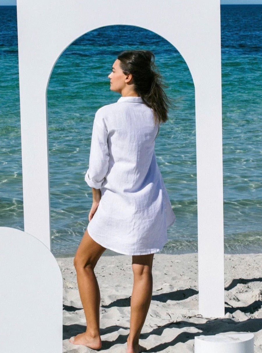 woman wearing white linen shirt back view