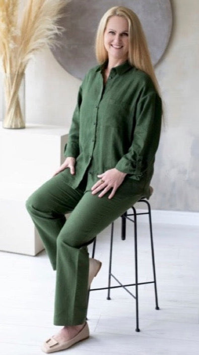 Woman wearing green linen trouser