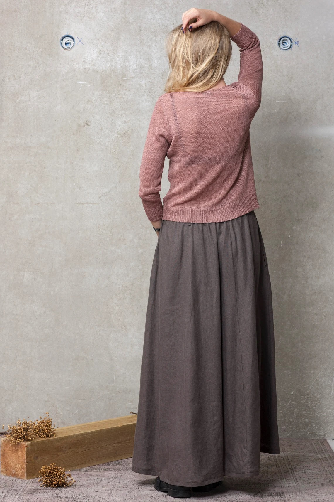 woman in pink knitted linen sweater from back